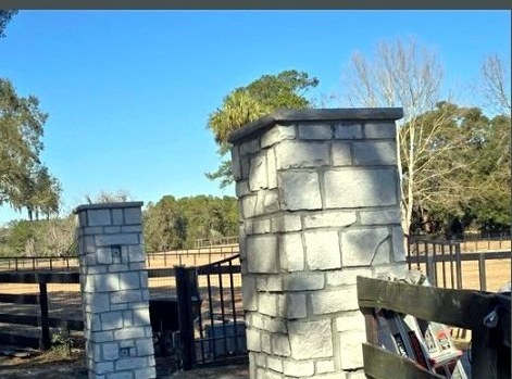 Finished stone-clad gate column